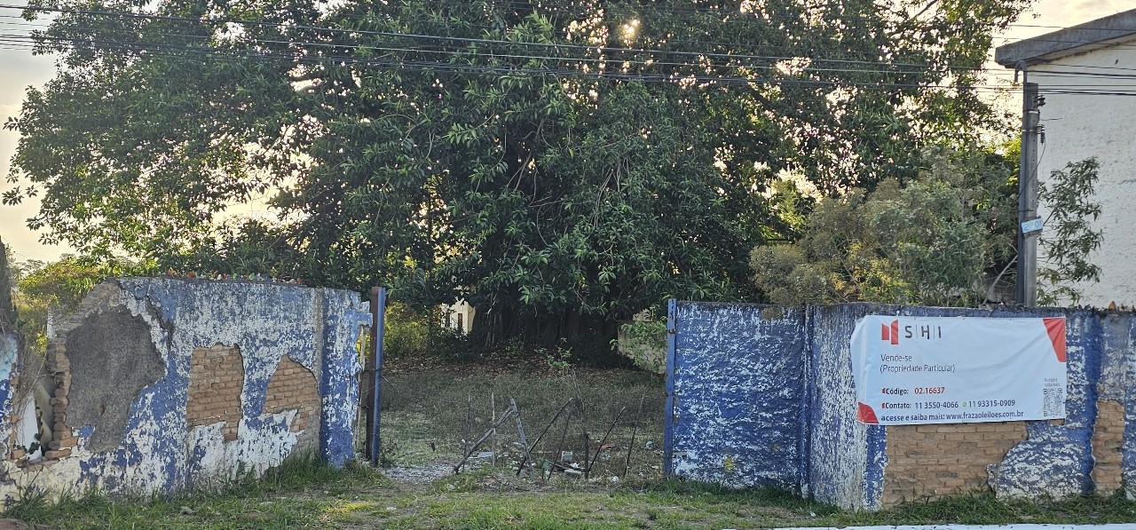 NA MATRÍCULA CONSTA DUAS CASAS, NO LOCAL CONSTA UMA CASA ABANDONADA E RESTOS DE DEMOLIÇÃO. — foto principal